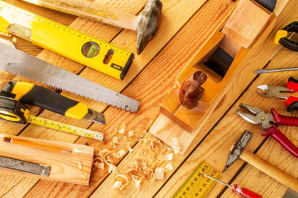 Bureau van een timmerman met verschillende instrumenten. — Stockfoto