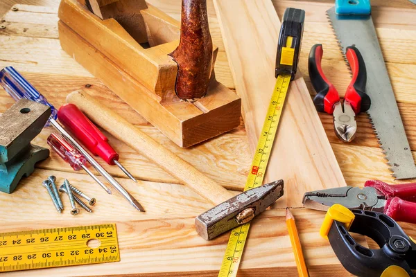Secretária de um carpinteiro com diferentes ferramentas — Fotografia de Stock