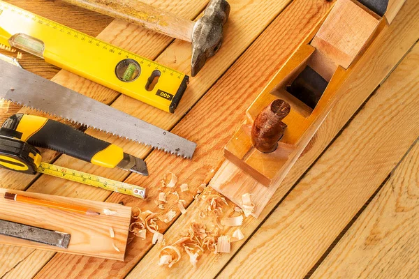 Verschiedene Arbeitswerkzeuge auf Holz. Kopierraum — Stockfoto