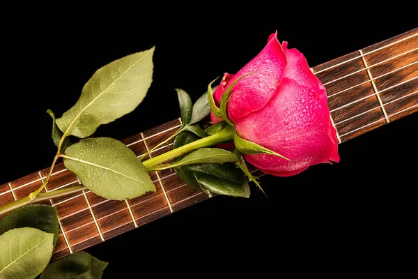 Ρομαντικό Κόκκινο τριαντάφυλλα στην κιθάρα, η αγάπη — Φωτογραφία Αρχείου