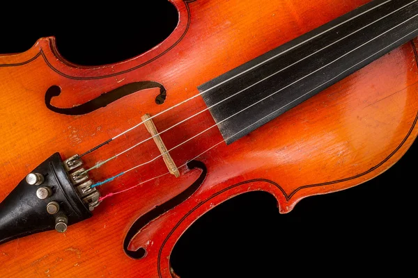 Velho violino em um fundo preto — Fotografia de Stock