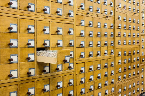 Oude houten kaart catalogus in bibliotheek — Stockfoto