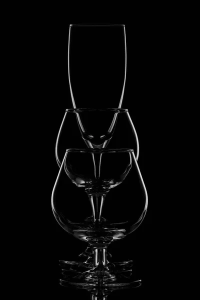 Grupo de copas de vino vacías en negro — Foto de Stock