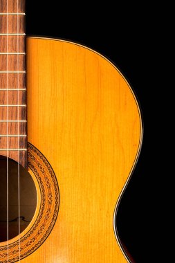 Siyah arka plan üzerine eski klasik gitar.