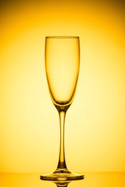 Sarı arka plan üzerinde boş şarap kadehi