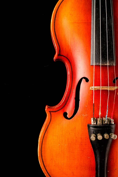 Stare skrzypce na czarnym tle — Zdjęcie stockowe