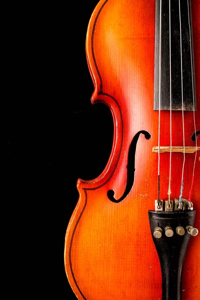 Velho violino em um fundo preto — Fotografia de Stock