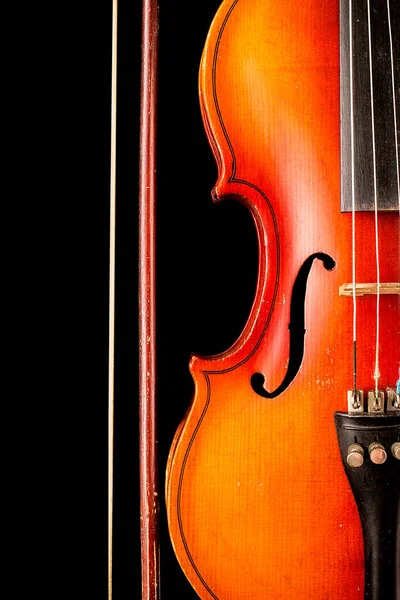 Violino e arco isolado sobre fundo preto — Fotografia de Stock
