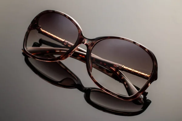 Eleganti occhiali da sole su sfondo nero . — Foto Stock