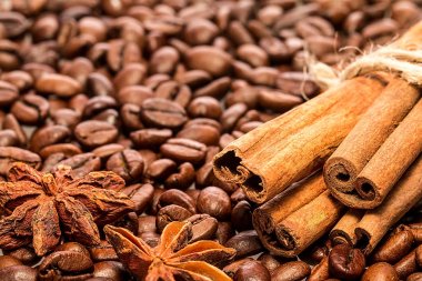 Kahve çekirdekleri ve tarçın çubukları.