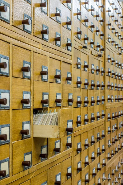 Ancien catalogue de cartes en bois dans la bibliothèque — Photo