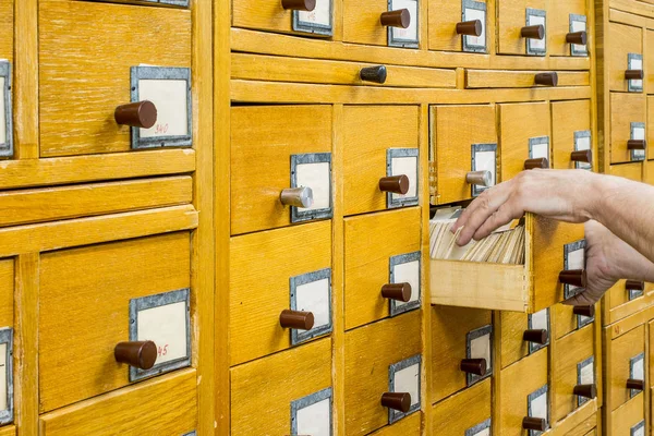 Oude houten kaart catalogus in bibliotheek. — Stockfoto