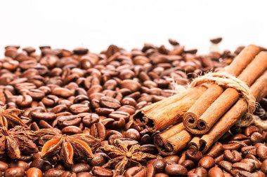 Kahve çekirdekleri ve tarçın çubukları.