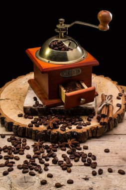 kahve çekirdekleri ve eski Kahve değirmeni ile natürmort