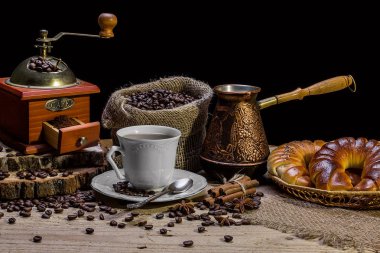     Fincan sıcak kahve ve taze kruvasanlar, Natürmort