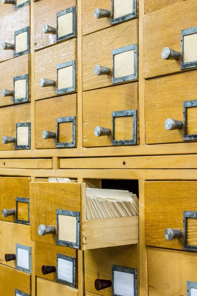 Old wooden card catalogue in library — Stock Photo, Image