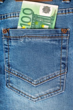 Mavi jeans cebinde 100 euro Not