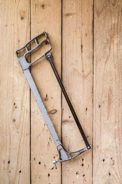 Eski iş araçları ahşap duvara asmak