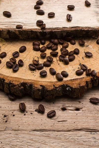 Granos de café en superficie rústica — Foto de Stock