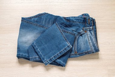 Ahşap arka plan üzerinde yeni mavi jeans 