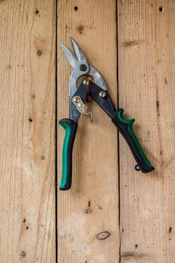 Eski iş araçları ahşap duvara asmak.