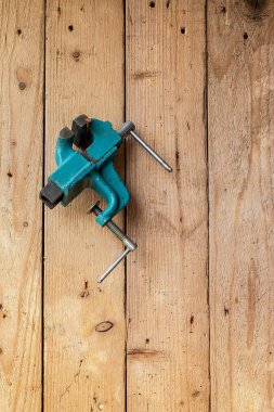 Duvarda asılı eski mengene