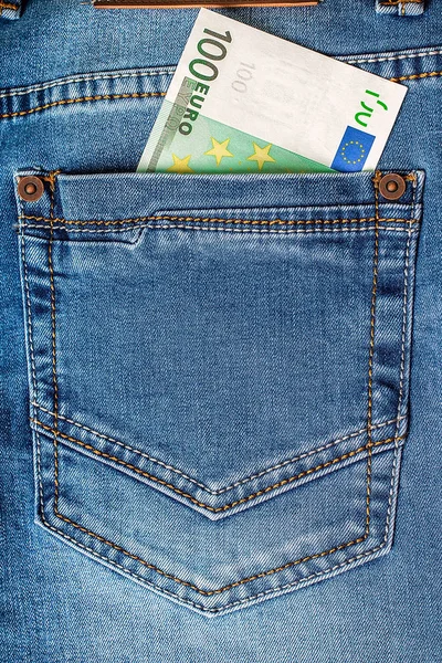 Uwaga: 100 euro w kieszeni jeansów — Zdjęcie stockowe