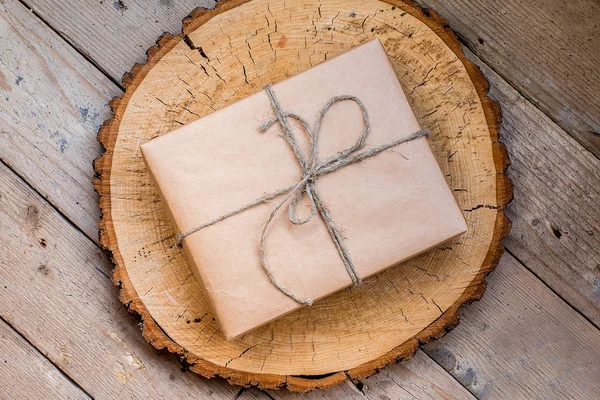 Винтажная подарочная коробка на деревянном фоне — стоковое фото