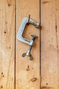 Eski iş araçları ahşap duvara asmak