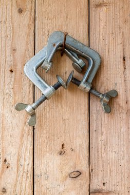 Eski iş araçları ahşap duvara asmak.