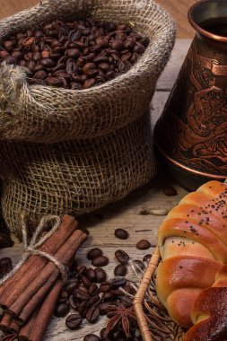     Fincan sıcak kahve ve taze kruvasanlar, Natürmort