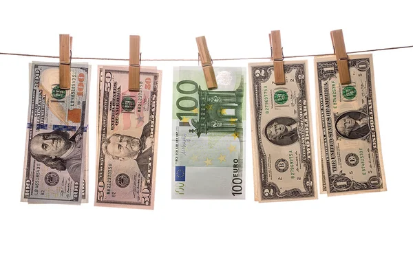 Dollarsedlar på klädnypor på vit bakgrund — Stockfoto