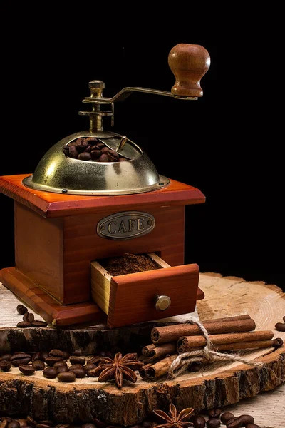 Натюрморт з кавовими зернами та старим кавовим млином — стокове фото