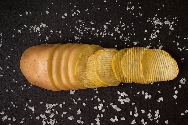 Fresh potatoes with potatoes chips — Stock Photo, Image