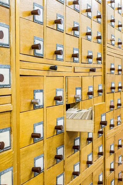 Catálogo de cartão de madeira velha na biblioteca — Fotografia de Stock