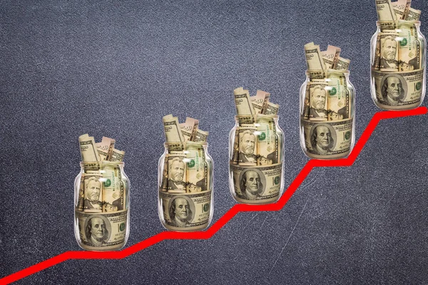 Ekonomiska tillväxten koncept med dollarn räkningar stege — Stockfoto