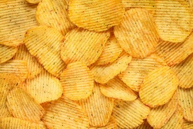 Sarı patates cipsi arka plan olarak tuzlu.