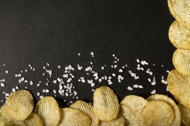 Bir kara tahta üzerinde kesilmiş patates cipsi Krinkıl