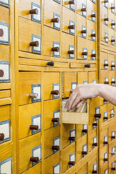 Antiguo catálogo de tarjetas de madera en la biblioteca — Foto de Stock