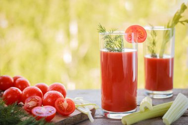Ahşap masa üzerinde açık cam domates suyu