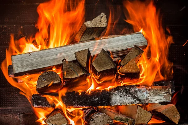 Brandend brandhout in de open haard van dichtbij — Stockfoto