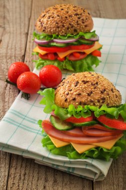 Sandwich ham domates ve marul