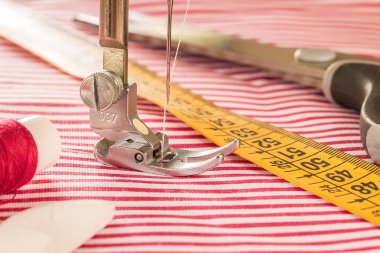 Kumaş dikiş makinesi'nın ayak bir iğne ile diker