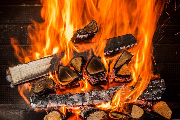 Спалювання дров у каміні крупним планом — стокове фото
