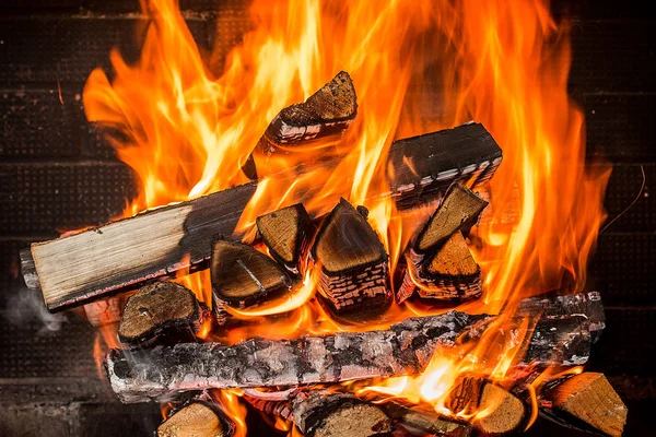 Brandend brandhout in de open haard van dichtbij — Stockfoto