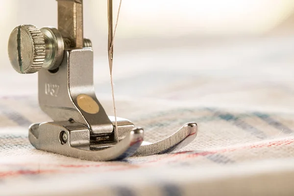 Close-up van de naaimachine en stof — Stockfoto