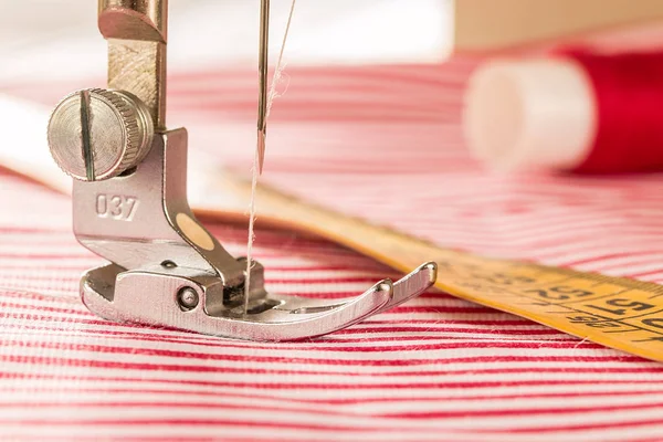 針とミシンの足が布を縫う — ストック写真