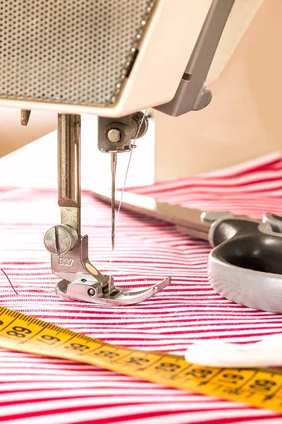 Naaimachine. Hobby naaien stof als een klein bedrijf-concept. — Stockfoto