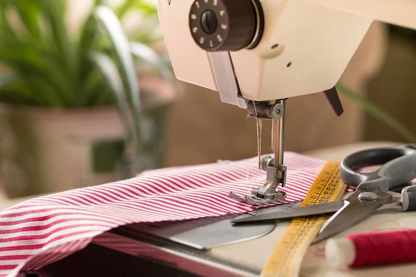 Naaimachine. Hobby naaien stof als een klein bedrijf-concept — Stockfoto