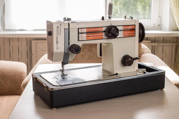 Vintage Naaimachine op een houten tafel — Stockfoto